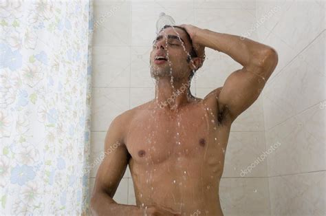 homem tomando banho-1